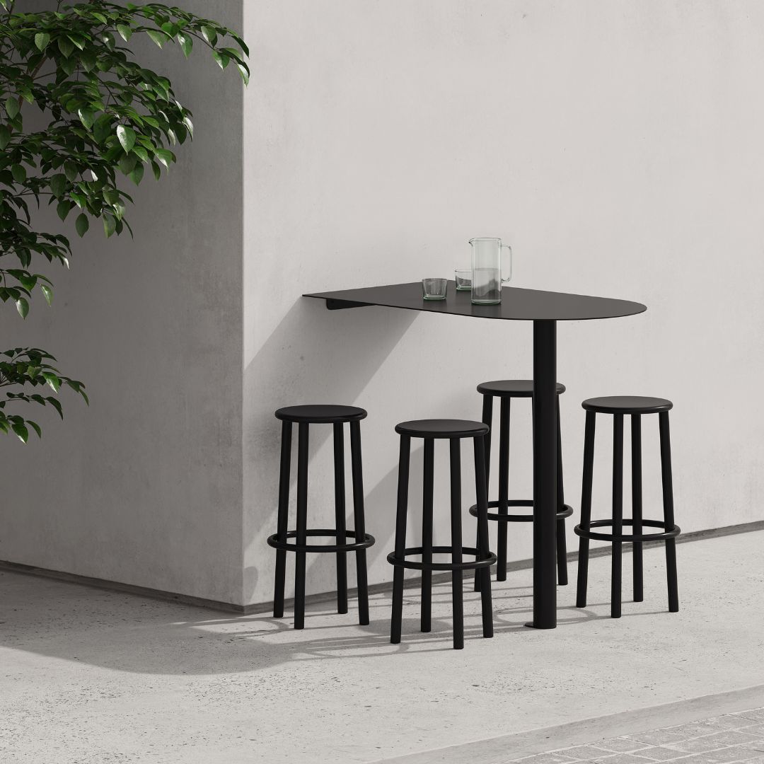 Wall-mounted aluminum booth table in black bar leaner height with stools